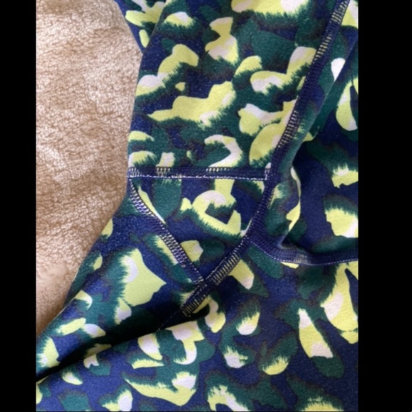 Medium Fabletics Mila Pocket Powerhold Neon Cheetah Capri Leggings - Picture 4 of 7